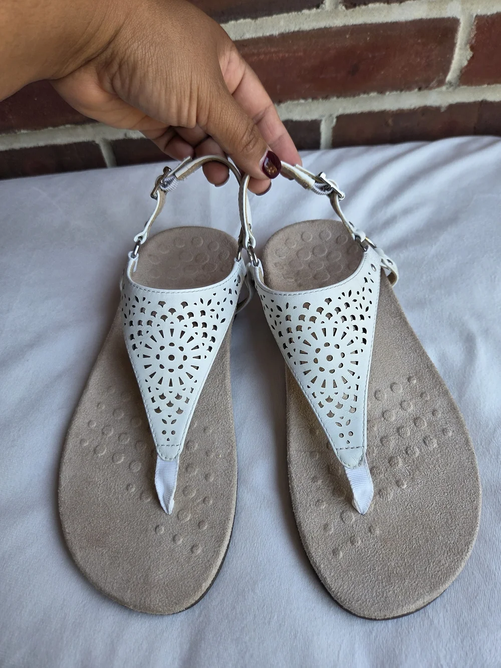 Vionic Kirra Perf Women’s 6.5 Wide White Leather T-Strap Comfort Sandals